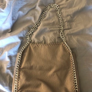 Grå väska - Säljer denna liknade Stella Mccartney väska som är grå. Insåg verkligen när jag köpte denna att den inte var min stil tyvärr, köpte väska här på plick! Det är en lite tråd som ör uppe men det går att fixa! Om fler är intresserade så buda i kommentarerna men minst 10 kr, budet börjar på 150. Om man vill köpa väska direkt sä är priset 300kr. Lägsta bus just nu 220 💕