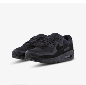 Säljer ett par av Nike air Max leather   - Har bara haft dom för 1månad och jag ska köpa et par ny skor och jag säljer dom för exakt 900