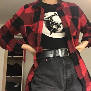 Skjorta - En tjusig rutig rödsvart skjorta, perfekt nu när det är för varmt för en jacka men man ändå vill ha något över! frakt tillkomme ;)