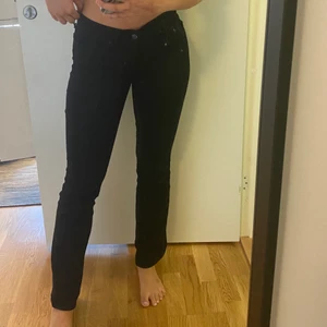 Bootcut jeans från Levis  - Svarta bootcut jeans i modellen 715 från Levis. Dem är i storlek 28 och sitter som en smäck!! Är i väldigt bra skick🖤