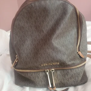 Michael kors  - En använd Michael kors väska . Äkta inköpt på Nk Göteborg.. säljes billigt pga lite slitage på en söm som sitter på botten av väskan. Kan skicka per post men köparen betalar frakten. 