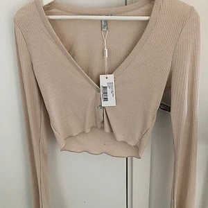 Cropad kofta med vida handleder - HELT NY cropad kofta ifrån Nelly, beställde 2 utav dessa så säljer därför denna. Tror nog ingen missat hur snygga dessa sitter på😍