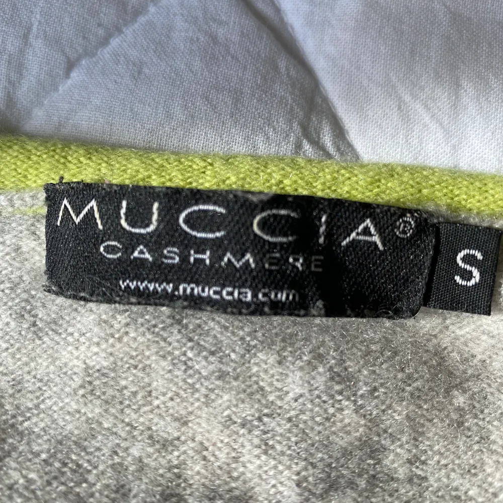 Cashmere tröja, färg- ljus grå med limegröna kanter, märke- Italienska muccia, strl- S (mer som XS) Super fin, otroligt skön och mjuk och nästan aldrig använt. Säljer pga att den inte kommer till användning längre. . Stickat.