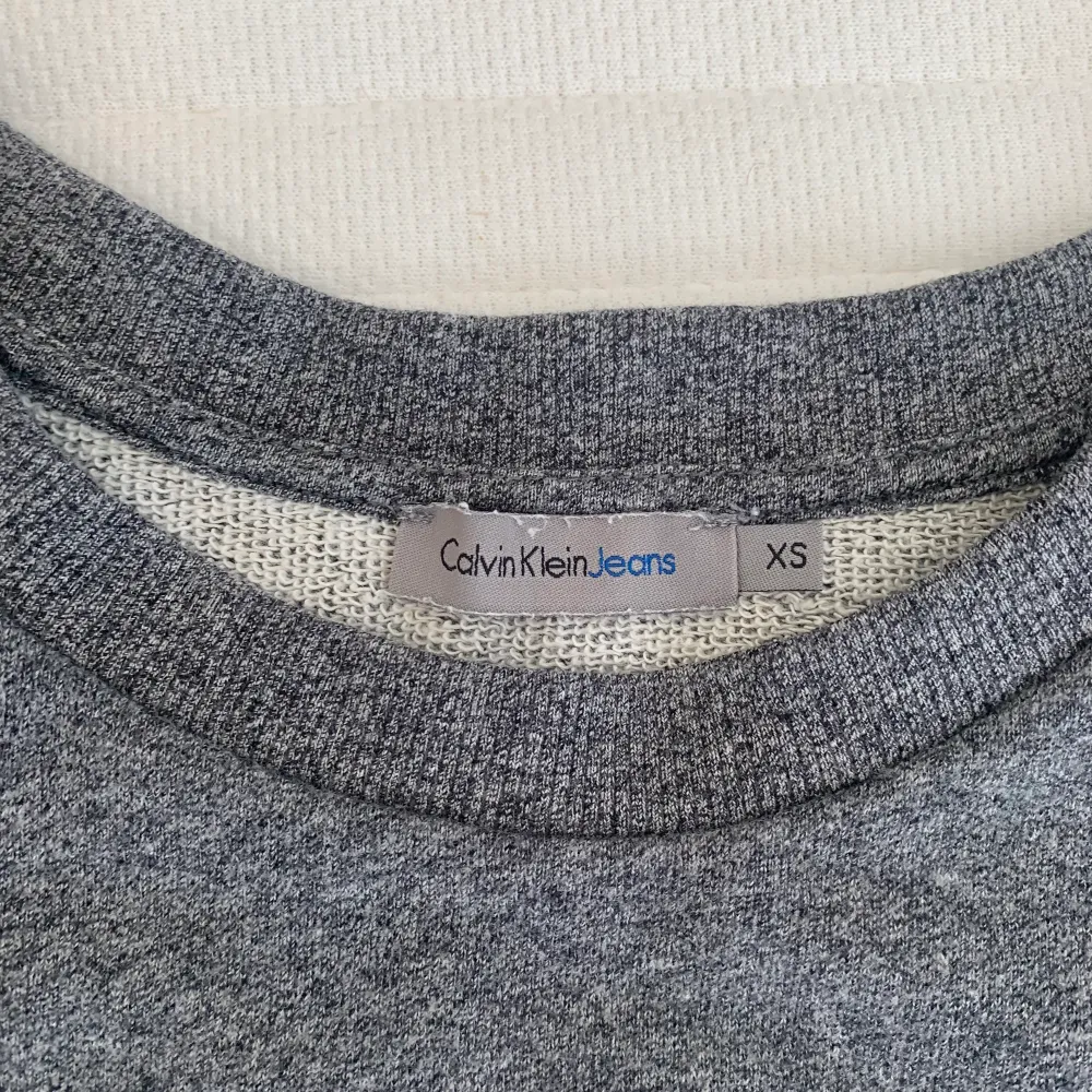 Grå långärmad tröja från Calvin Klein, strl XS. Säljer för 150kr, frakt tillkommer! . Tröjor & Koftor.