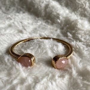 Armband  - En söt guldfärgad armband med rosa sten. Fraktkostnad tillkommer 