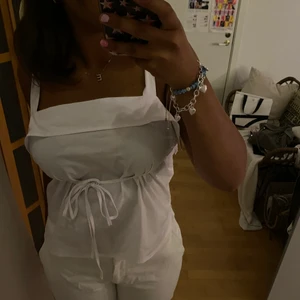 Vit topp - Så gullig knytbar topp! Köpt second hand men kommer från Lindex🤍 