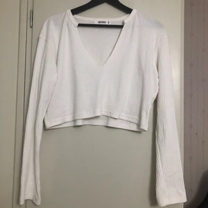 Långärmad tröja - Långärmad tröja från Missguided helt oanvänd, säljer den då jag alldrig använder den, super stretching och mjuk storlek 44 (L)