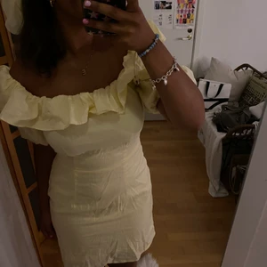Gul klänning - Ljusgul klänning från H&M. Riktigt bra passform och extremt gullig🌞🌞🌞