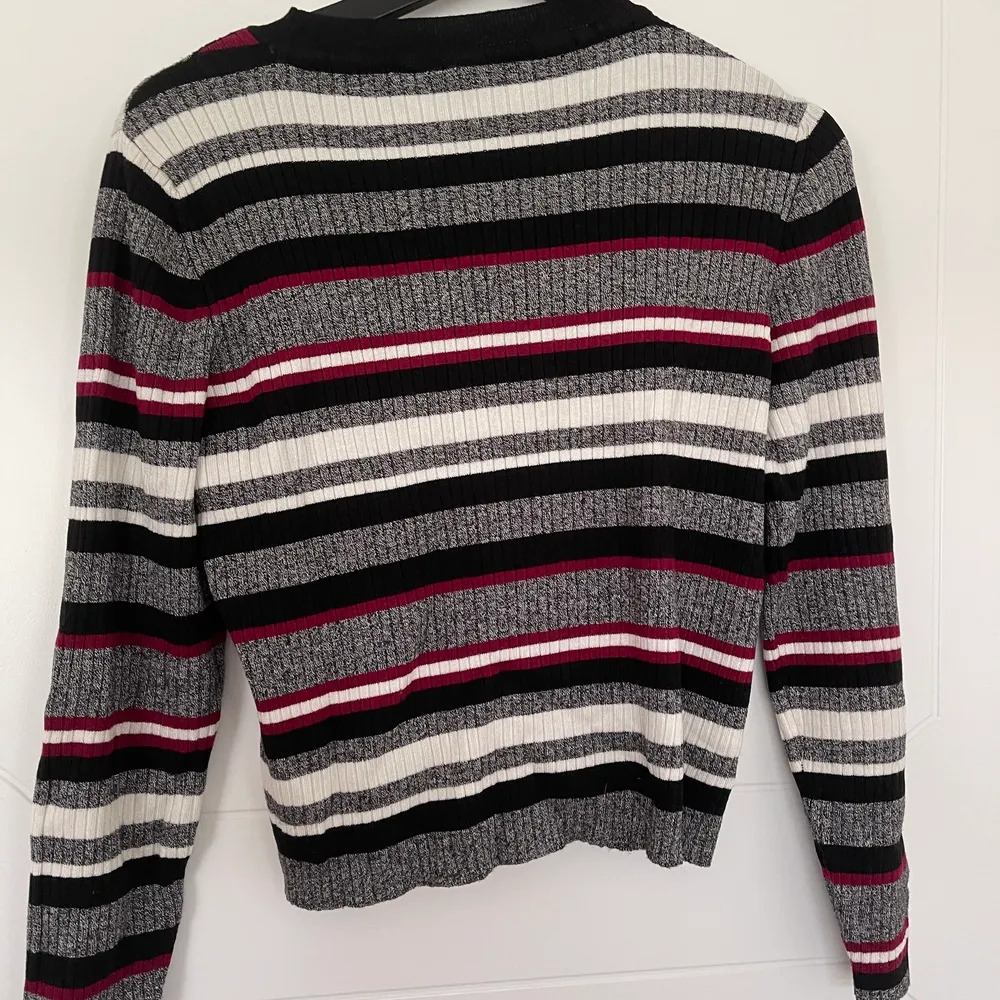 stripped sweater from h&m! cozy! only worn a handful of times. Stickat.