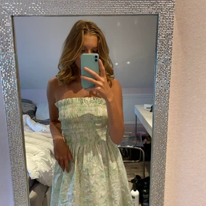 Klänning - Super fin klänning använd fåtal gånger inga fel och band till klänningen medföljer👍🏼👍🏼