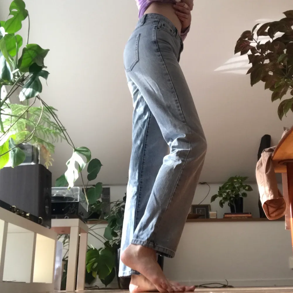 Jeans från asos i bra skick!🐋 Dom är lite små för mig! Jag är 177 cm lång. Frakt tillkommer🧚‍♀️. Jeans & Byxor.