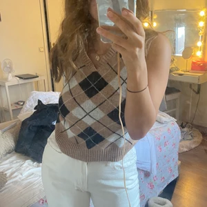 Väst   - Säljer denna fina väst som passar perfekt nu i höst då den tyvärr inte kommer till användning 💘