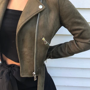 Jacka - En mörkgrön jacka i mocka liknade material. Använd fåtal gånger då jag köpt på mig för mycket jackor:) annars jättefin med många söta detaljer. Köparen står för frakten.