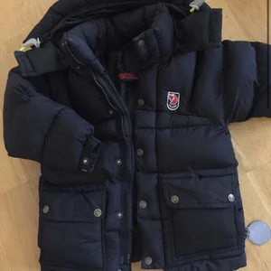 Fjällräven jacka - Säljer nu min fjällräven jacka som har använts ett tag men inte längre kommit till andvändning köpte den här på plick och den är i gott skick!  Storlek Xxs men jag skulle säga s fler bilder finns ifall det önskas🥰 derrekt pris är 2800kr