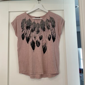 T-shirt från Kappahl stl 158/164 - Gammal rosa T-shirt från Kappahl stl S i skick använd men jag själv tycker den fortfarande är i ett fint skick. ( säljes för 60kr + frakt)