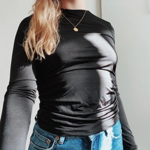 Topp med öppen rygg  - Topp från NA-KD med öppen rygg och knytning i nacken