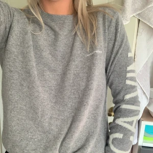 Calvin Klein tröja - Mjuk semester från Calvin Klein använd 1 gång. Smickrande passform och instickade loggor