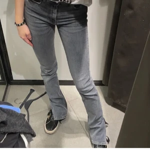Jeans - Jeans med slits, har både i grått och svart! Passar mig perfekt som är 169