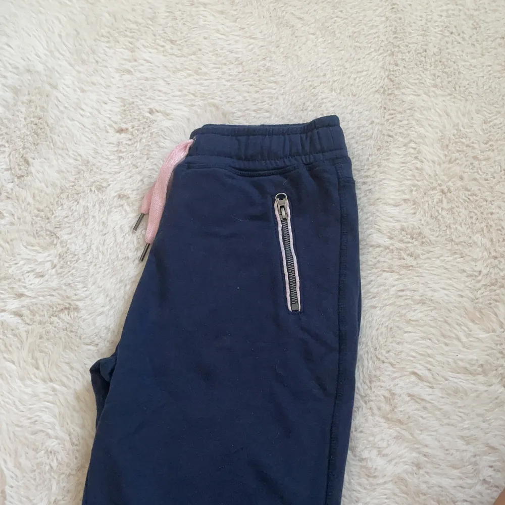 Matchar till den mörkblå zip tröjan jag säljer. Köp båda tillsammans för 130kr (skulle egentligen kostat 170). Jag är 172 cm . Jeans & Byxor.
