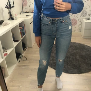 Jeans med hål och lite detaljer - Köpte dessa jeans för ett tag sedan men har inte använt de så mycket så de är i väldigt bra skick. Jag är 168cm och de sitter väldigt skönt!