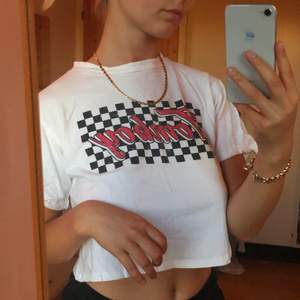 En vit T-shirt med ”Tomboy” tryck över bröstet! Storleken står inte på lappen men jag gissar på att det är storlek S! Baksidan är helvit. Den är lite kortare i modellen. Kontakta mig om du har frågor eller önskar fler bilder. Köparen betalar frakt ❤️