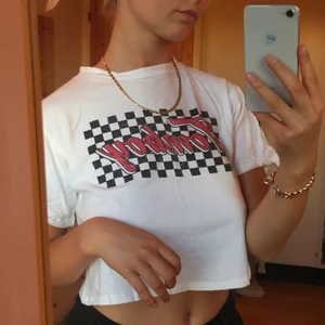 Vit T-shirt med tryck - En vit T-shirt med ”Tomboy” tryck över bröstet! Storleken står inte på lappen men jag gissar på att det är storlek S! Baksidan är helvit. Den är lite kortare i modellen. Kontakta mig om du har frågor eller önskar fler bilder. Köparen betalar frakt ❤️