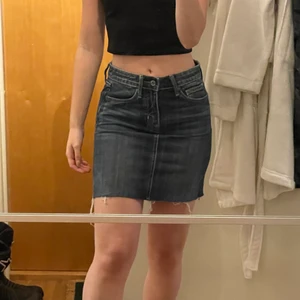 Jeanskjol från Crocker - Mörkblå jeanskjol från Crocker i storlek XXS. Jag är 165cm. Använd typ 2 gånger, så i absolut nyskick! 🥰