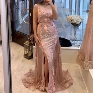 Vacker festklänning  - Klänning från rever design använd i endast 5 timmar. Nypris 3500 kr men säljer för 2500 kr, priset går dock att diskutera. Stl 38/40