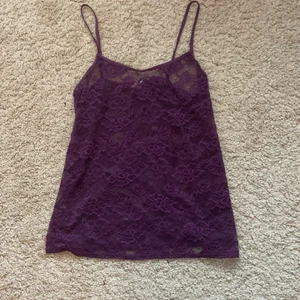 Lila spetslinne  - Lila spetslinne aldrig använt köpt second hand! 