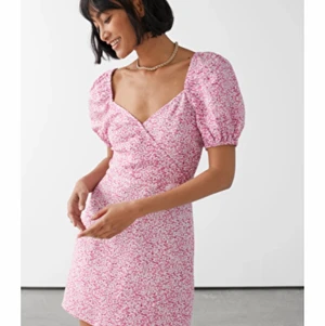 Klänning från & other stories - Super gullig mini/midi klänning från & other stories🌸 öppnas med en dragkedja längs ena sidan och omlott urringningen stängs med en liten tryckknapp precis i v-ett :) Nyskick och stl 34! Frakt tillkommer om så önskas 