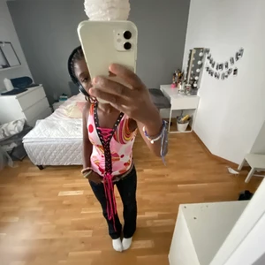 Linne  - Ett färgglatt linne som är köpt secondhand som tyvärr inte satt som jag ville. 