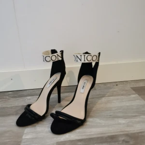 Klackskor  - Sköna klackor skor. Klacken är ungefär 10cm 