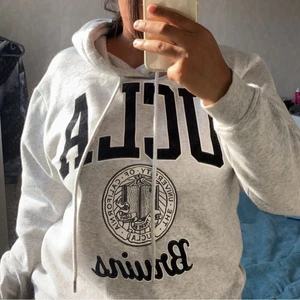 Hoddie❣️ - Jätte skön hoddie, använd nån gång när de varit kyligt ute, kommer vara nytvättad, spelar ingen roll storlek utan passar till allt från Xs upp till L. Gillar man oversize är den perfa❣️ 