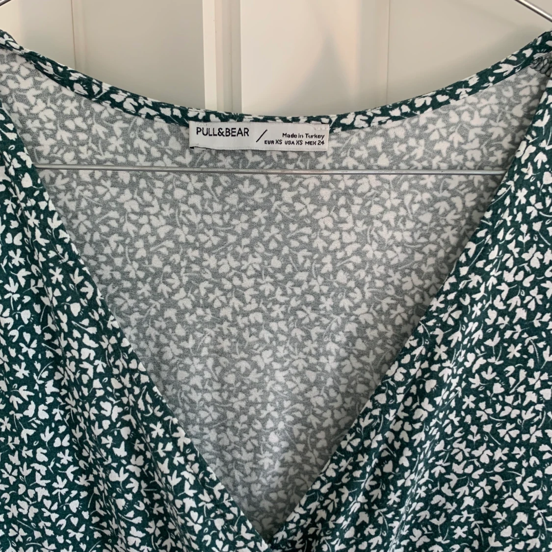 Grön miniklänning med blommigt mönster - 91