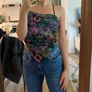 Cool topp - Från asos. Aldrig använd!! Så snygg till fest eller som en topp att ha till och från stranden 😍