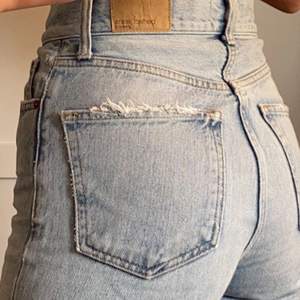 Mom jeans från Gina tricot. Väldigt sköna, välanvända men inga defekter! Alldeles för korta för min smak på mig (jag är 177cm) och vill rensa garderoben så säljer billigt. Frakten ligger på 50kr 💓💓