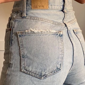 Jeans - Mom jeans från Gina tricot. Väldigt sköna, välanvända men inga defekter! Alldeles för korta för min smak på mig (jag är 177cm) och vill rensa garderoben så säljer billigt. Frakten ligger på 50kr 💓💓