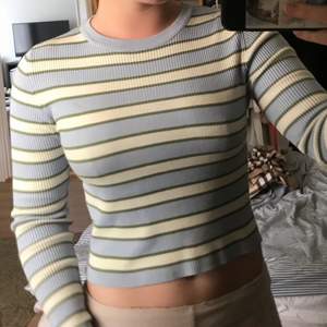 En kort randig tröja från Zara i fina färger❤️Tröjan är i storlek M och har använt den en gång