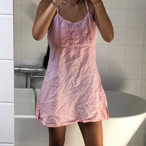 Vintage klänning - Söt babyrosa Vintage klänning strl M, sitter såhär på mig som är en strl S och 173 lång✨