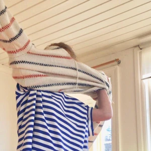 Tröja  - Super härlig tröja som är super härlig för alla årstider. Första bilden är lånad samt andra där Philippa Parnevik sålde en liknande på hennes sida!! Min är köpt secondhand men som i nytt skick, aldrig använd av mig! Förutom en lite fläck på ena baksidan av armen som man inte bryr sig om! 