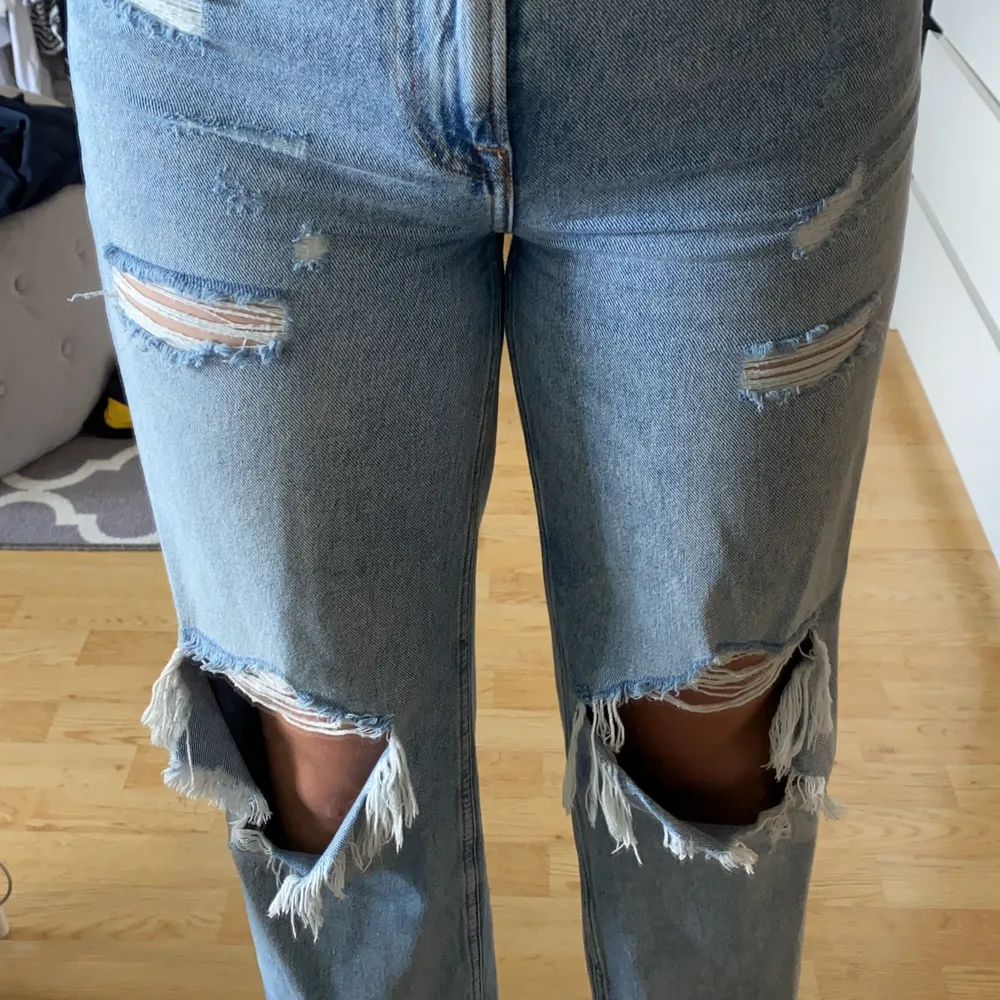 Håliga jeans från hm i storlek 38. Tyvärr blivit för korta för mig där av säljer jag dom. Köptes för 299kr men säljer för 140kr+frakt. . Jeans & Byxor.