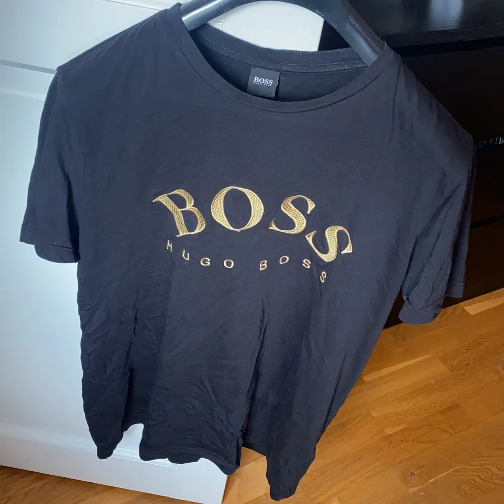 Hugo boss tshirt bra stick inga fläckar eller hål och är knappt använd storlek M. T-shirts.