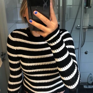 Randig tröja - Säljer min snygga randiga zara tröja! Så cool till hösten. Om flera är intresserade så buda i komentarena, säljer endast vid bra bud😘 (sista bilden är lånad❗️DIREKT PRIS: 400kr (har många meddelanden på folk som vill köpa direkt så buda över 400kr om du vill ha den)
