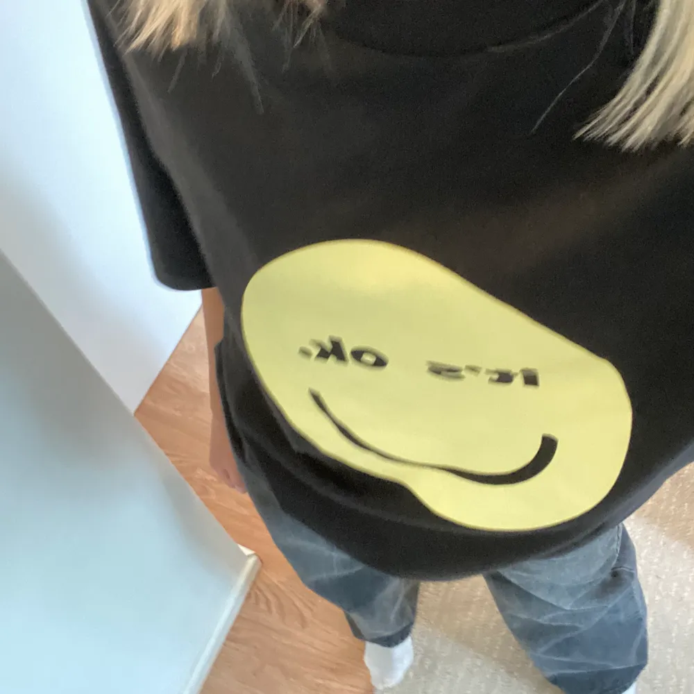 Säljer en skitcool T-shirt med en smiley på köpt från HM⚡️⚡️ storlek xs!! Sista i storlek i butiken jag köpte på❤️. T-shirts.