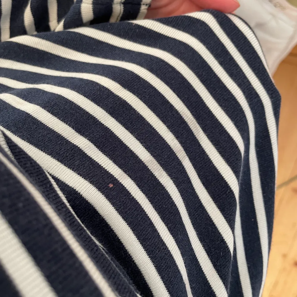 En blå/vit randig tröja från Bondelid. Den har en lite fläck som inte går bort men det är inget som syns. . Tröjor & Koftor.
