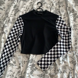 Långärmad tröja  - Säljer denhär långärmade tröjan då den inte används, den är helt ny och oanvänd endast testad✨