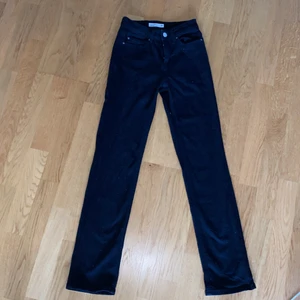 Straight leg jeans från Cubus XS - Säljer mina jeans för att dom inte har kommit till användning så dom är näst intill oanvända. Jeansen är väldigt stretchiga och i en rak modell och är i XS OBS! Köparen står för frakten.