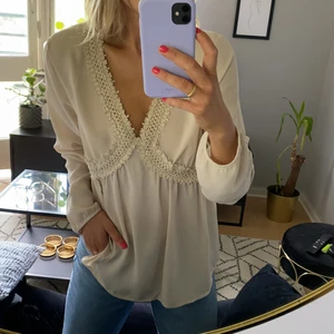 Blus från Vila - Beige blus från Vila med blommig virkning. Från Vila. Storlek L.