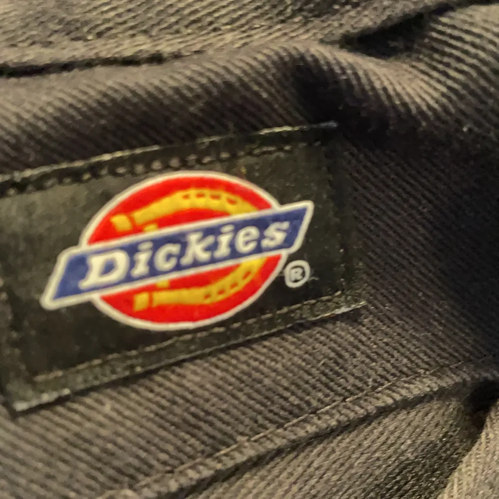 Säljer dessa dickies byxor då dom ej kommer till användning längre. Jeans & Byxor.