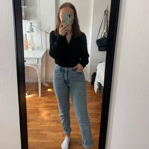 Momjeans från Monki  - Fina Jeans från monki i modellen kimono. Tyvärr för små för mig och sitter därav tightare på bilden än vad de egentligen ska. Storlek 26(ca xs) , ganska små i storleken. 